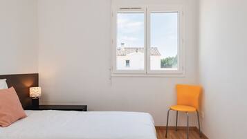 3 slaapkamers, een strijkplank/strijkijzer, gratis wifi, beddengoed