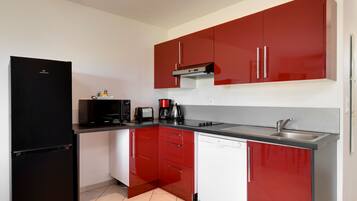 Jääkaappi, mikroaaltouuni, liesi, astianpesukone