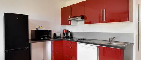 Kühlschrank, Mikrowelle, Herdplatte, Geschirrspüler