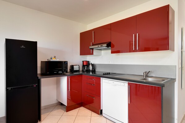 Fridge, microwave, stovetop, dishwasher