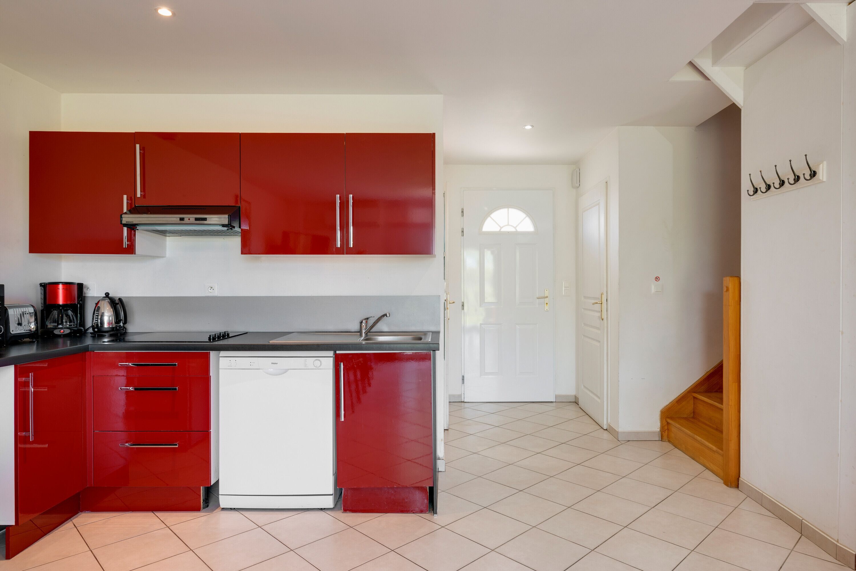 Réfrigérateur, micro-ondes, plaque de cuisson, lave-vaisselle