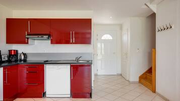 Een koelkast, een microgolfoven, een kookplaat, een vaatwasser