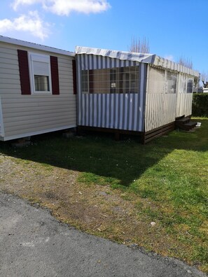 Exterior - Mobile Home '6 Pers Tout Confort' with Shared Pool and Private Terrace (St Hilaire de Riez)