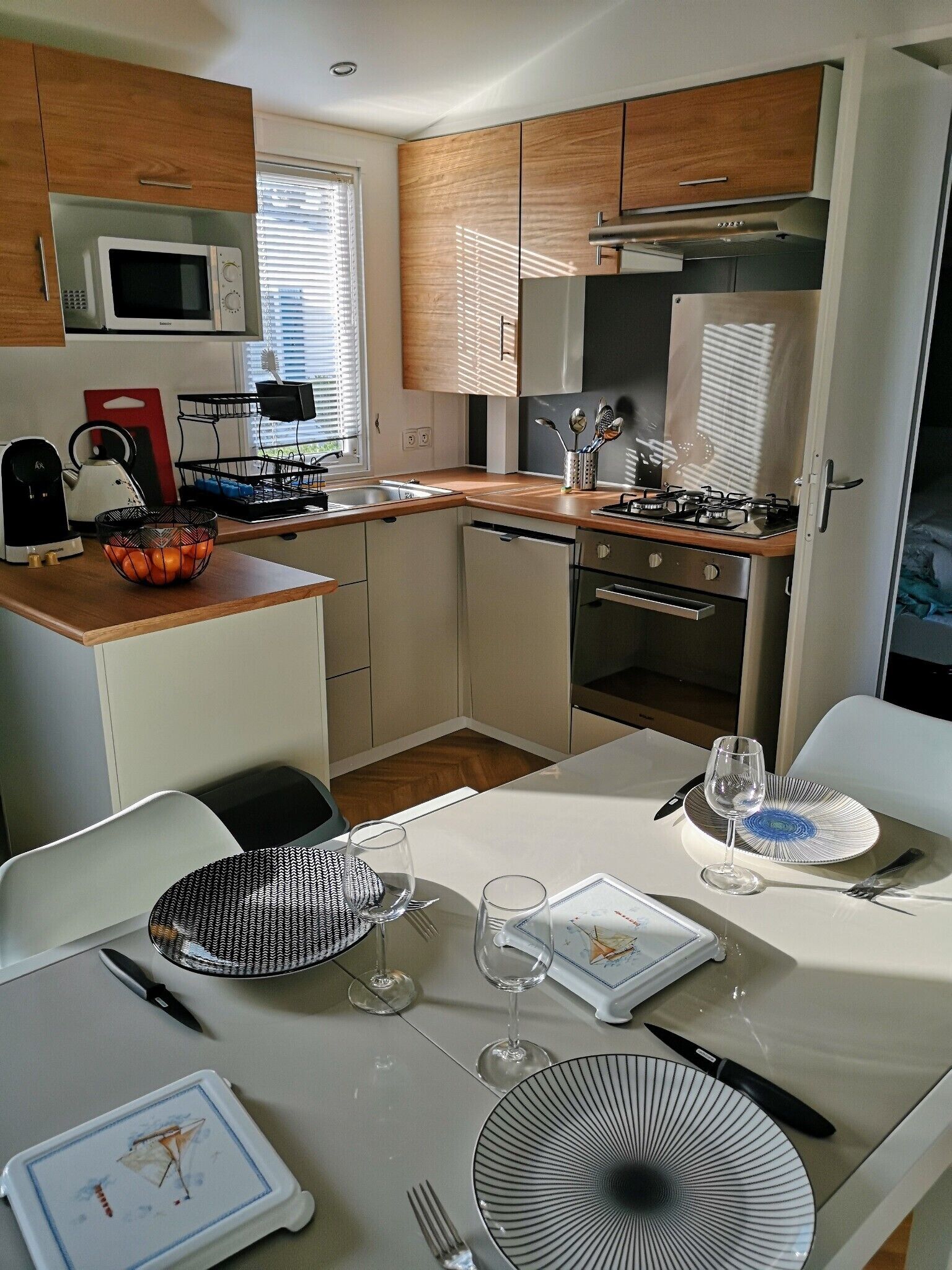 Een koelkast, een microgolfoven, een oven, een kookplaat