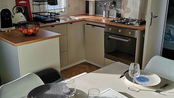 Réfrigérateur, micro-ondes, four, plaque de cuisson