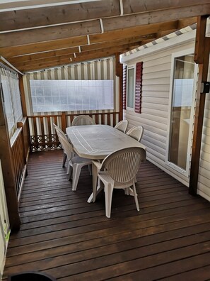 Outdoor dining - Mobile Home '6 Pers Tout Confort' with Shared Pool and Private Terrace (St Hilaire de Riez)