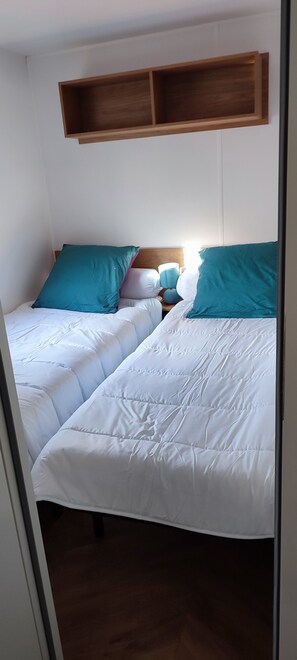 3 bedrooms, WiFi - Mobile Home '6 Pers Tout Confort' with Shared Pool and Private Terrace (St Hilaire de Riez)