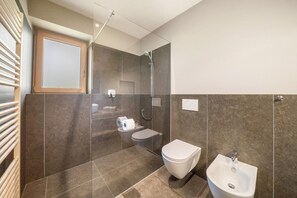 Shower, hair dryer, towels - Apartment 'Wiesgut Stark' with Mountain View, Private Terrace and Wi-Fi (Tesimo)