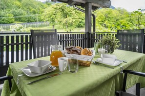 Outdoor dining - Apartment 'Wiesgut Stark' with Mountain View, Private Terrace and Wi-Fi (Tesimo)