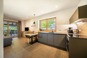 Frigorifero, microonde, forno, piano cottura