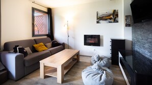 Una sala de estar moderna con un sofá, una mesa de centro y una chimenea.