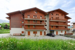 Exterior - Apartment 'Albiez' with Mountain View, Shared Pool and Wi-Fi (Albiez-Montrond)
