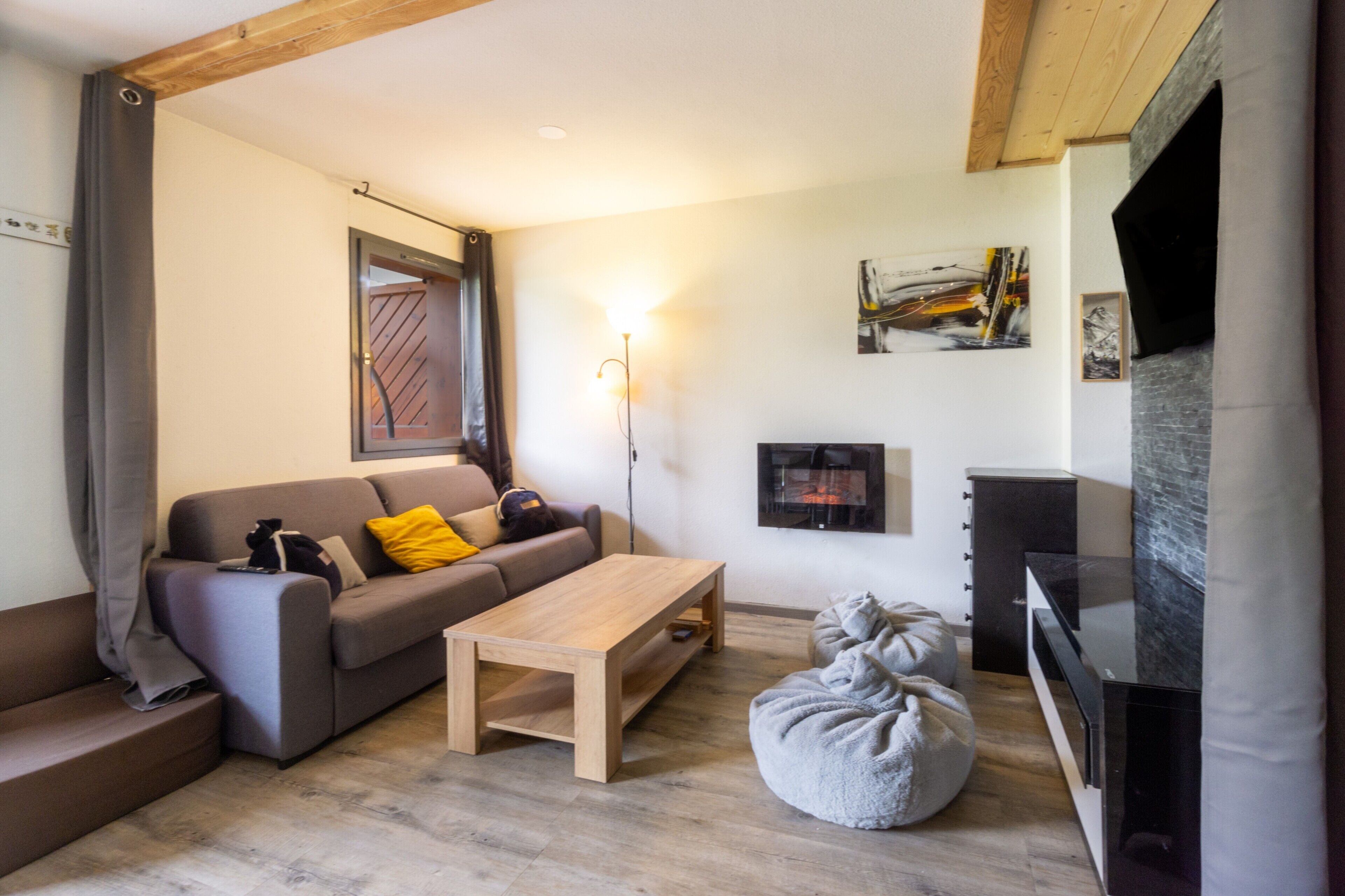 Una sala de estar con sofá, mesa de centro y chimenea.