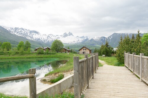 Appartement 'Albiez' avec vue sur les montagnes, piscine partagée et Wi-Fi