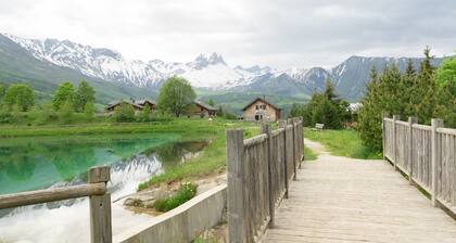 Appartement 'Albiez' avec vue sur les montagnes, piscine partagée et Wi-Fi