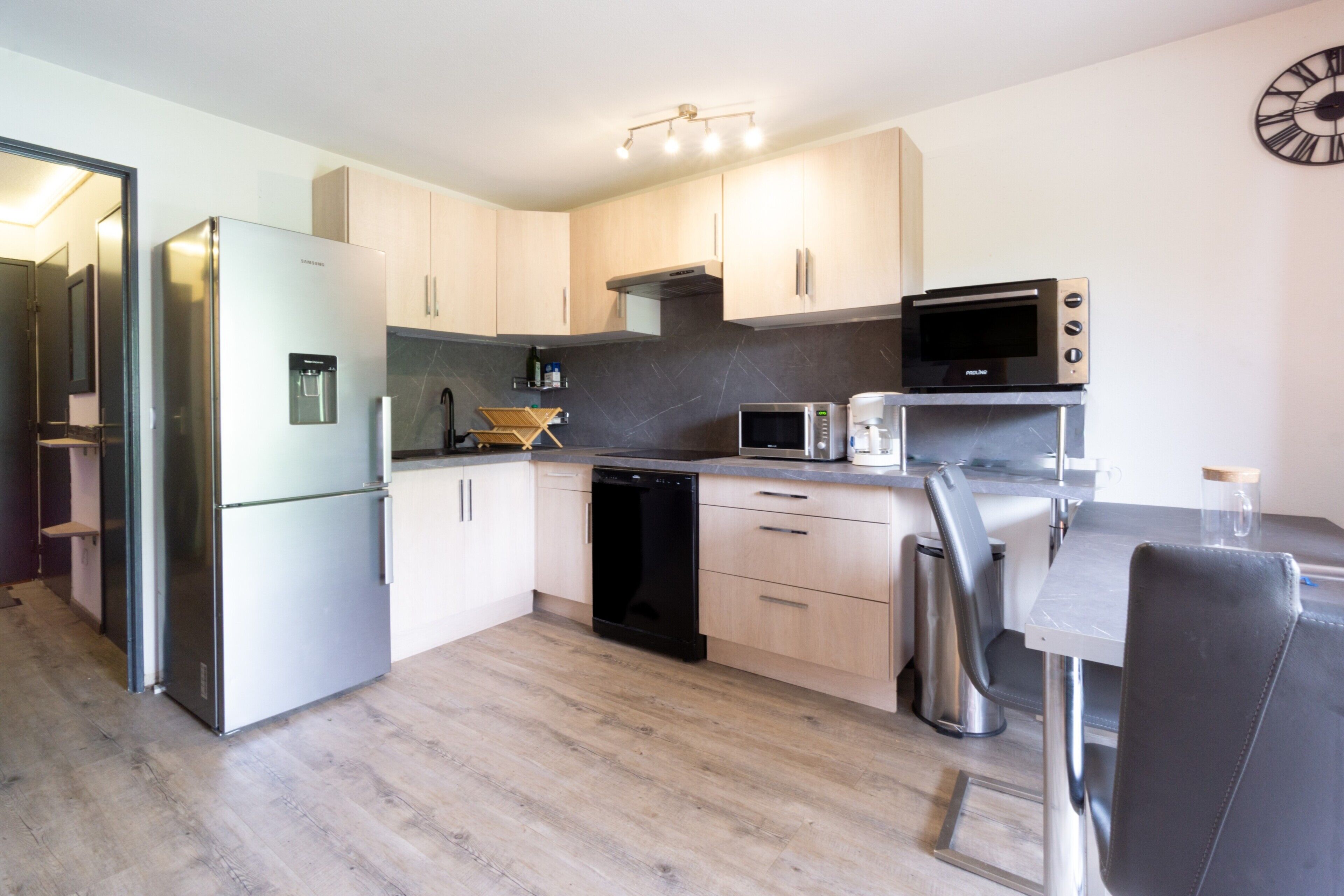 Kühlschrank, Mikrowelle, Ofen, Herdplatte