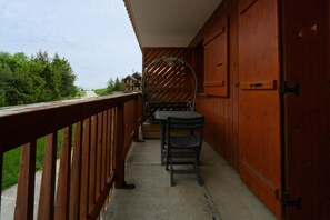 Outdoor dining - Apartment 'Albiez' with Mountain View, Shared Pool and Wi-Fi (Albiez-Montrond)