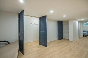 6 bedrooms, iron/ironing board, WiFi, bed sheets - Farmhouse with pool  (London)