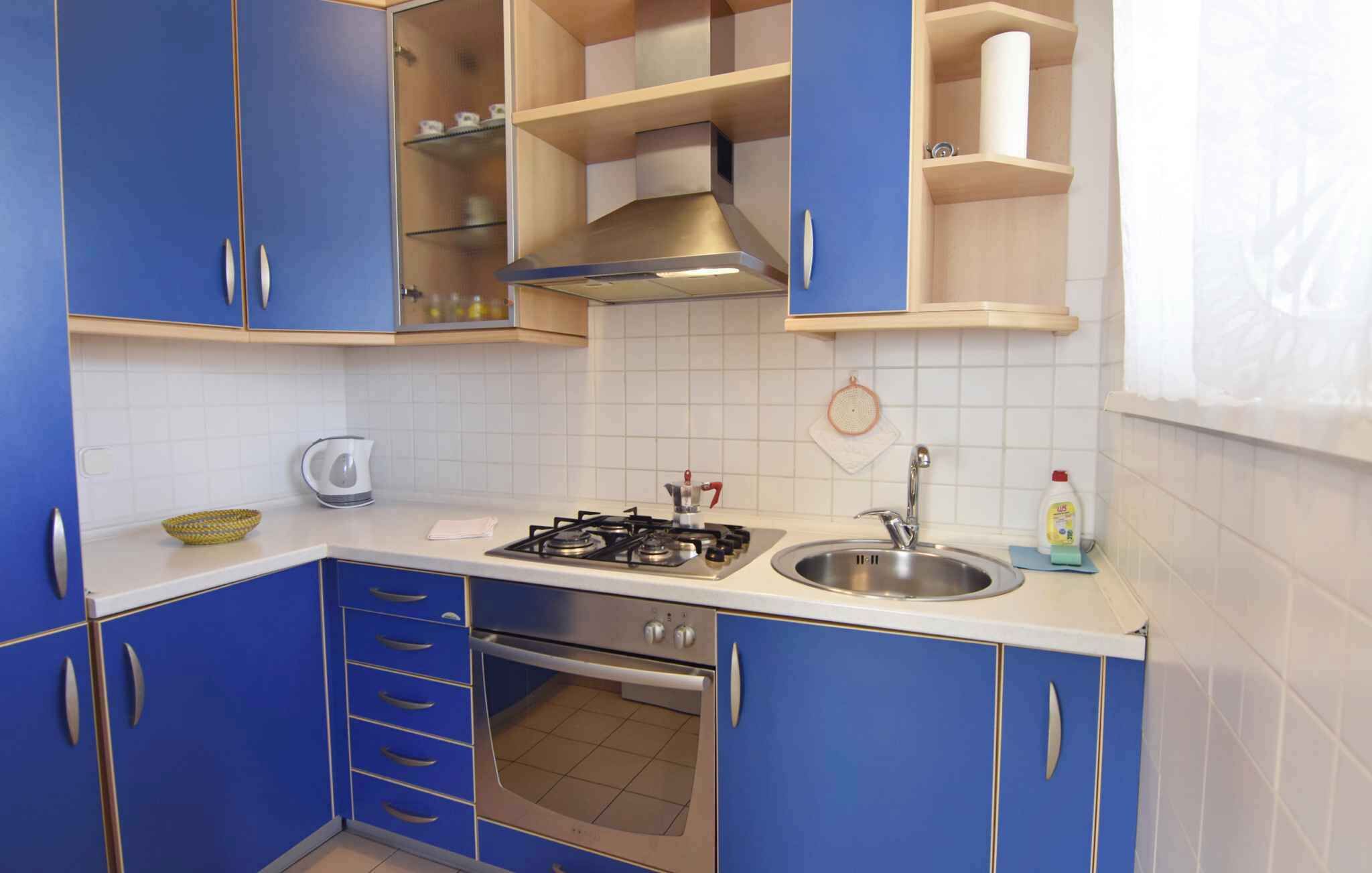 Fridge, oven, stovetop, coffee/tea maker