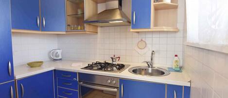 Réfrigérateur, four, plaque de cuisson