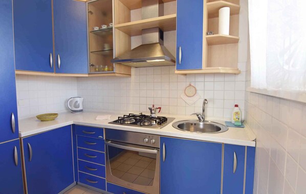 Refrigerador, horno, parrilla de estufa y utensilios de cocina 