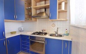 Refrigerador, horno, placa de cocina, tetera/pava eléctrica