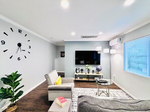 Living area - 600 sqft GARDEN VIEW 10mins to DISNEYLAND Guest House w/ Private Entrance  (Fullerton)