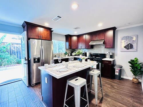 600 sqft GARDEN VIEW 10mins to DISNEYLAND Guest House w/ Private Entrance 