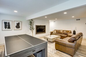 Télévision, cheminée, table de tennis de table