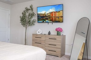 5 bedrooms, iron/ironing board, free WiFi, bed sheets - 5 BR, 4.5 BA Villa | Sleeps 12! (Davenport)