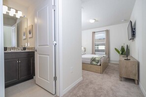 5 bedrooms, iron/ironing board, free WiFi, bed sheets - 5 BR, 4.5 BA Villa | Sleeps 12! (Davenport)