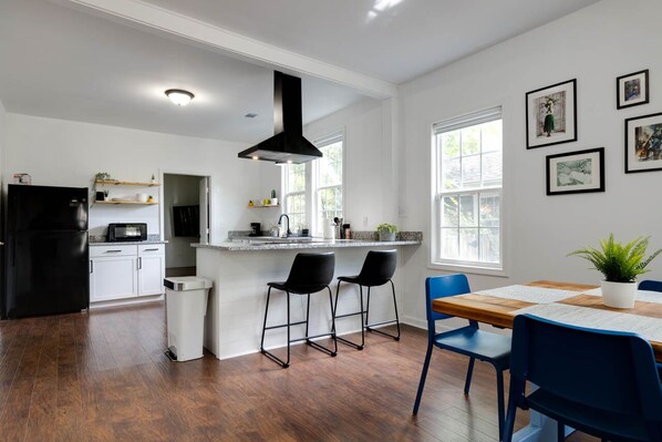 Réfrigérateur, micro-ondes, four, plaque de cuisson