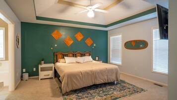 5 soverom, skrivebord, strykejern/-brett og reiseseng for barn