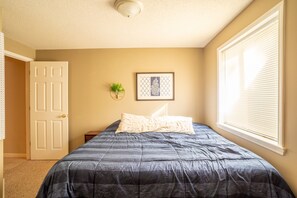 5 habitaciones, escritorio y tabla de planchar con plancha