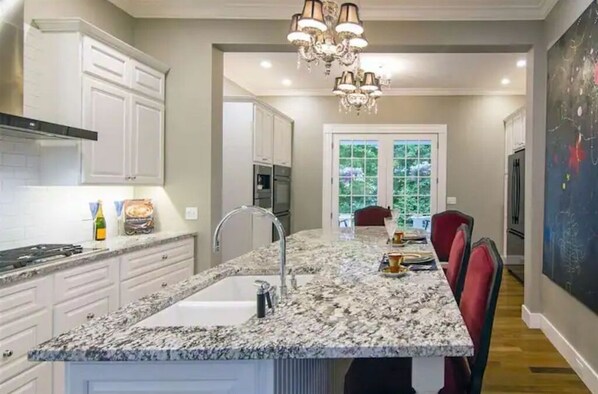 Kylskåp, mikrovågsugn, ugn och spishäll