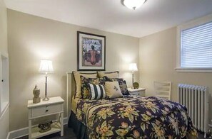 6 soverom, skrivebord, strykejern/-brett og reiseseng for barn