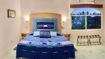 Villa | 2 bedrooms, hypo-allergenic bedding, laptop workspace, blackout curtains