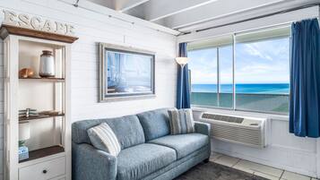 Una televisión, una mesa de tenis de mesa