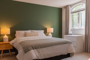 3 bedrooms, desk, iron/ironing board, travel crib - Newly renovated home steps to transit, 10mins to beach & 25mins to downtown (Toronto)