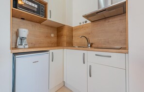 Fridge, oven, coffee/tea maker, cookware/dishes/utensils