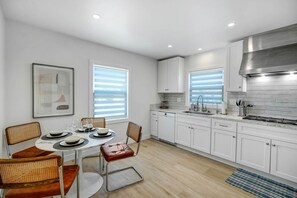 Kühlschrank, Mikrowelle, Herdplatte, Geschirrspüler