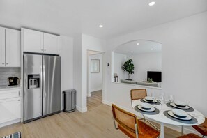 Refrigerador, microondas, parrilla de estufa y lavavajillas 