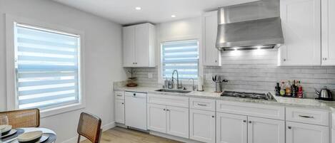 Frigorífico, microondas, placa de cocina y lavavajillas