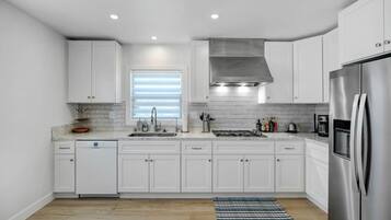 Fridge, microwave, stovetop, dishwasher