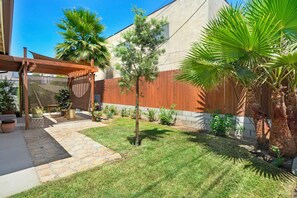 Property grounds - tsgv-alh427-wos-2-2 (Alhambra)