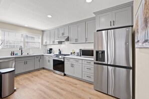 Frigorífico, microondas, horno y placa de cocina