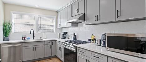 Køleskab, mikrobølgeovn, ovn, kogeplade