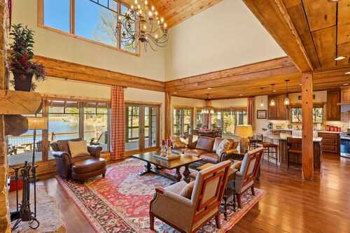 Lakefront home in 100 acre community/mountain views, shopping & dining all close