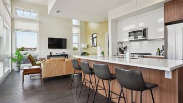 Refrigerador, microondas, horno, placa de cocina