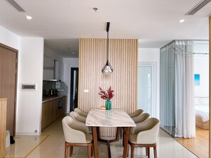 Appartement, 1 slaapkamer | Woonruimte | Een 55-inch ledtelevisie met kabelzenders en een open haard